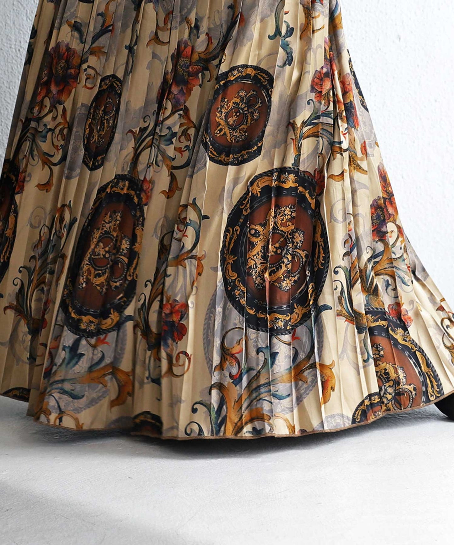 Antique pattern Ladies pleated Long skirt