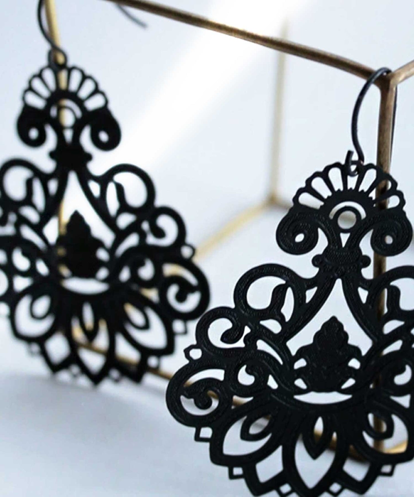 Damask pattern lace plate earring Ladies