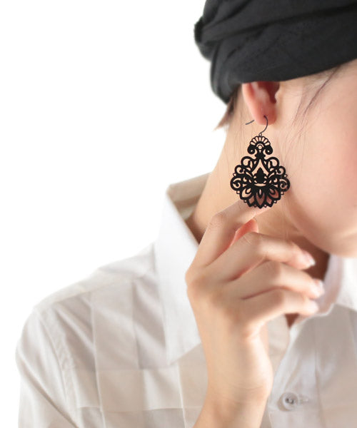 Damask pattern lace plate earring Ladies