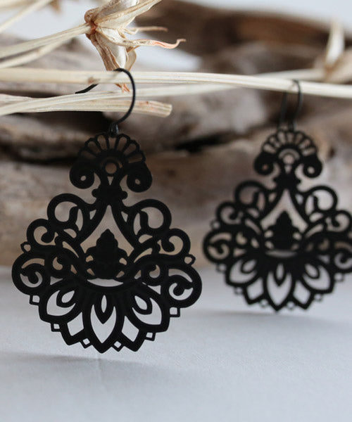 Damask pattern lace plate earring Ladies