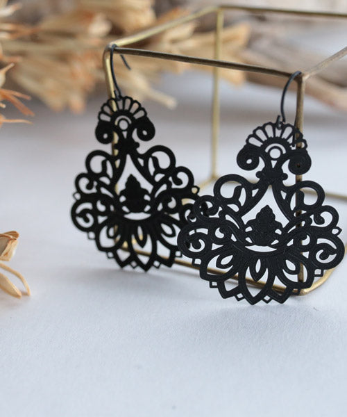 Damask pattern lace plate earring Ladies