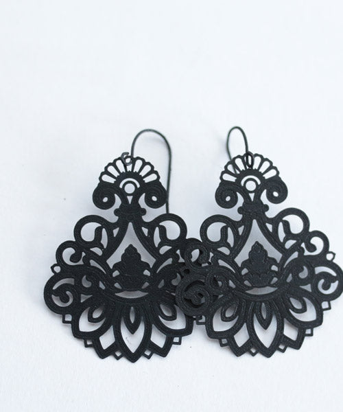 Damask pattern lace plate earring Ladies