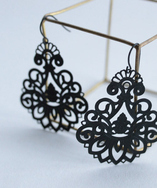 Damask pattern lace plate earring Ladies