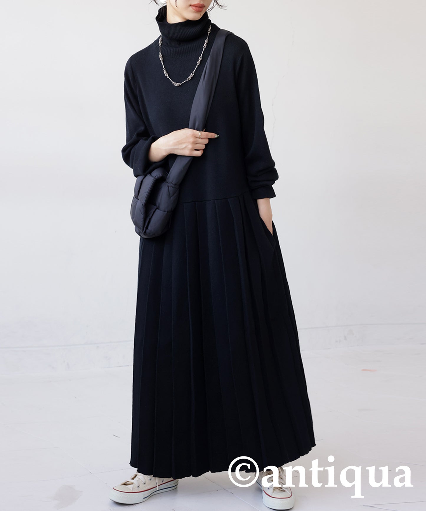 High neck knit pleated dress Ladies