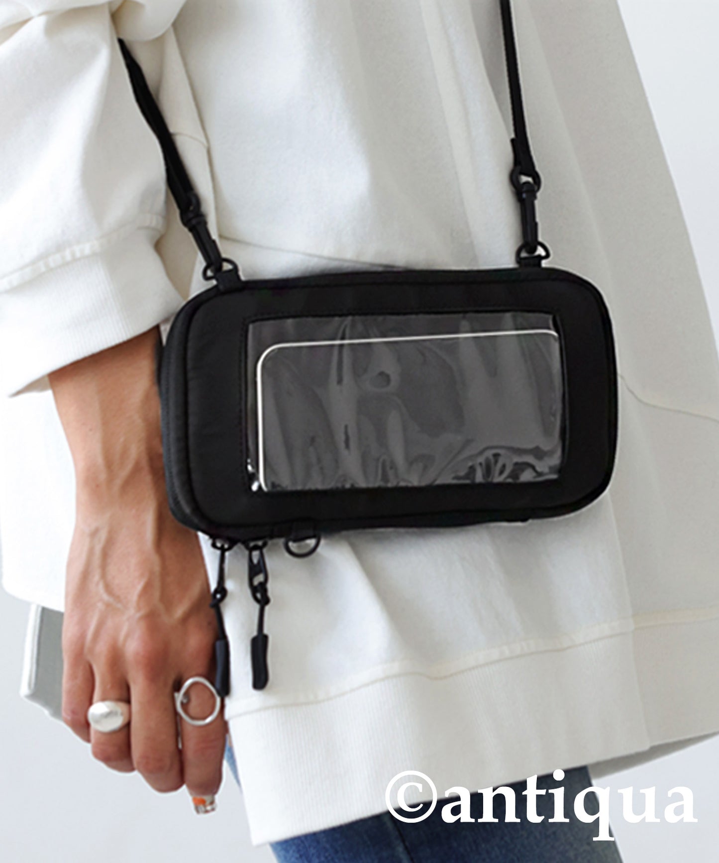 Compact pochette with water-repellent function