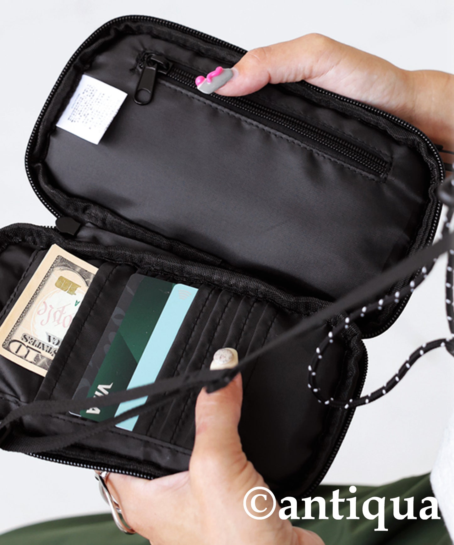 Compact pochette with water-repellent function