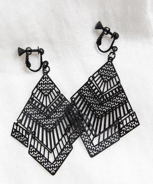 Paper-cutting motif earring Ladies