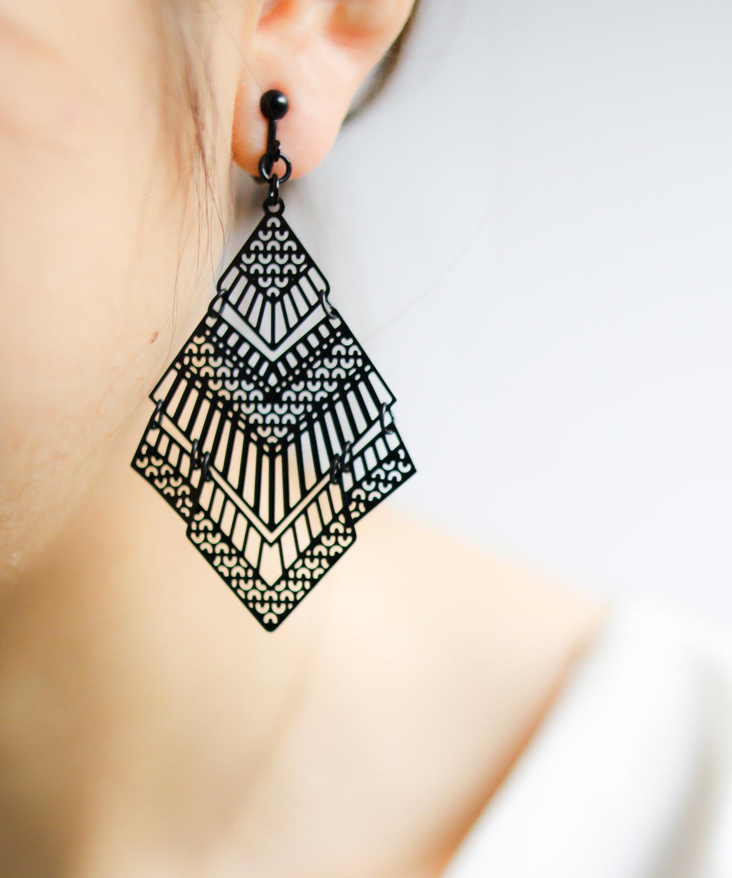 Paper-cutting motif earring Ladies