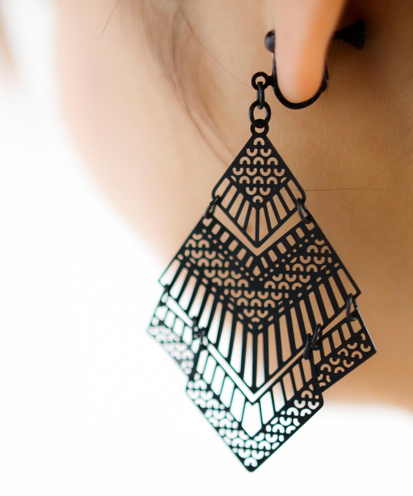 Paper-cutting motif earring Ladies