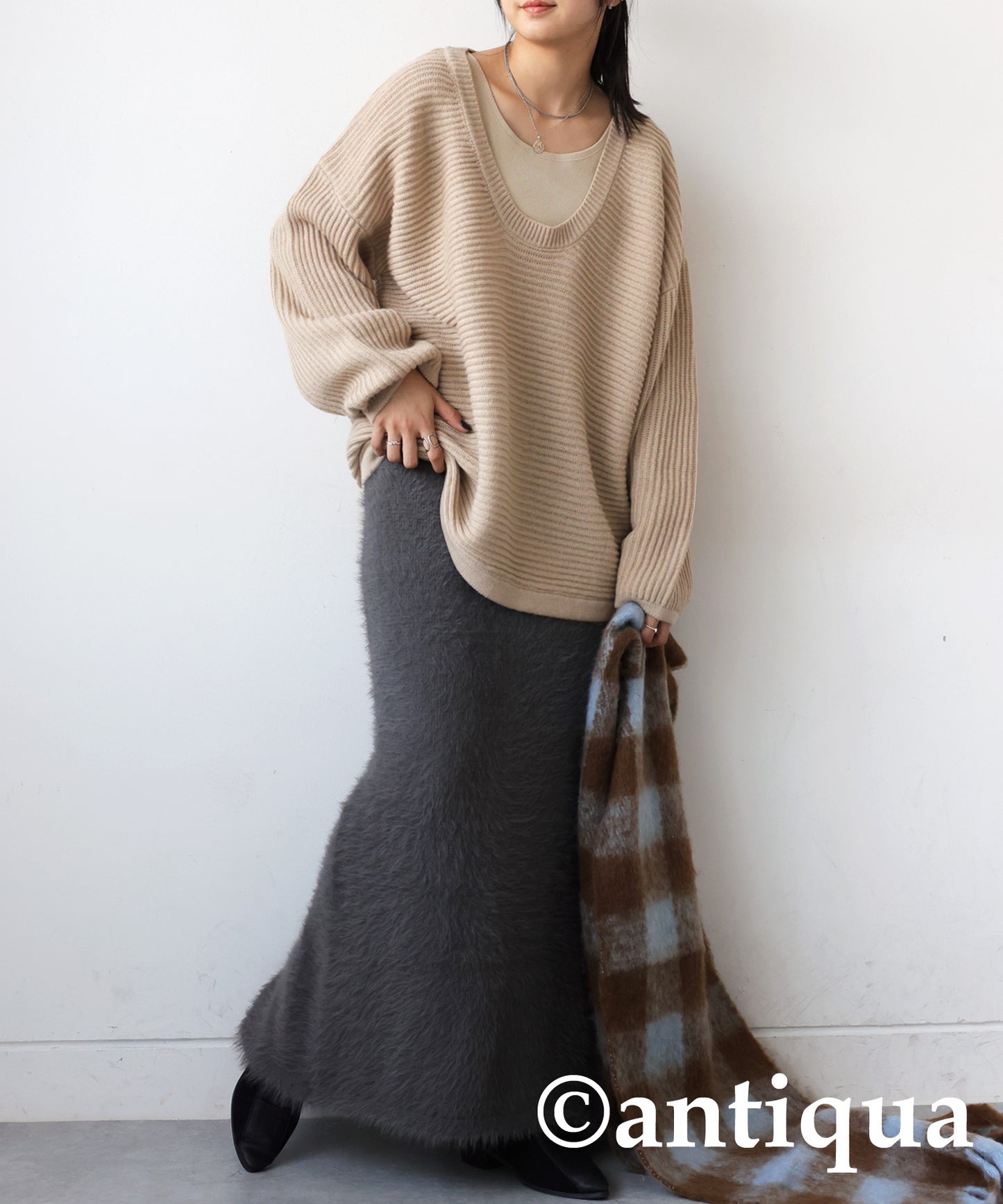 Deep neck knit Ladies