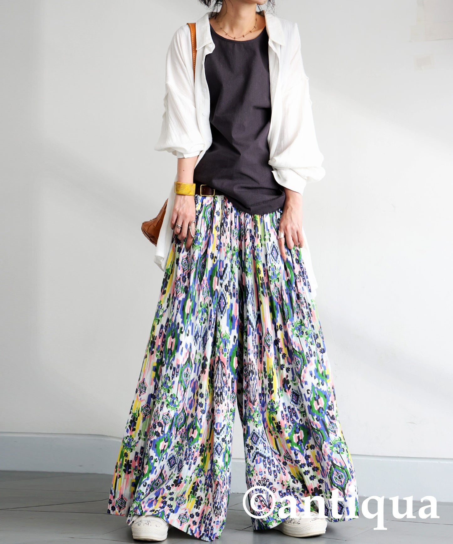 Ladies All-Over Print Tuck Wide Pants