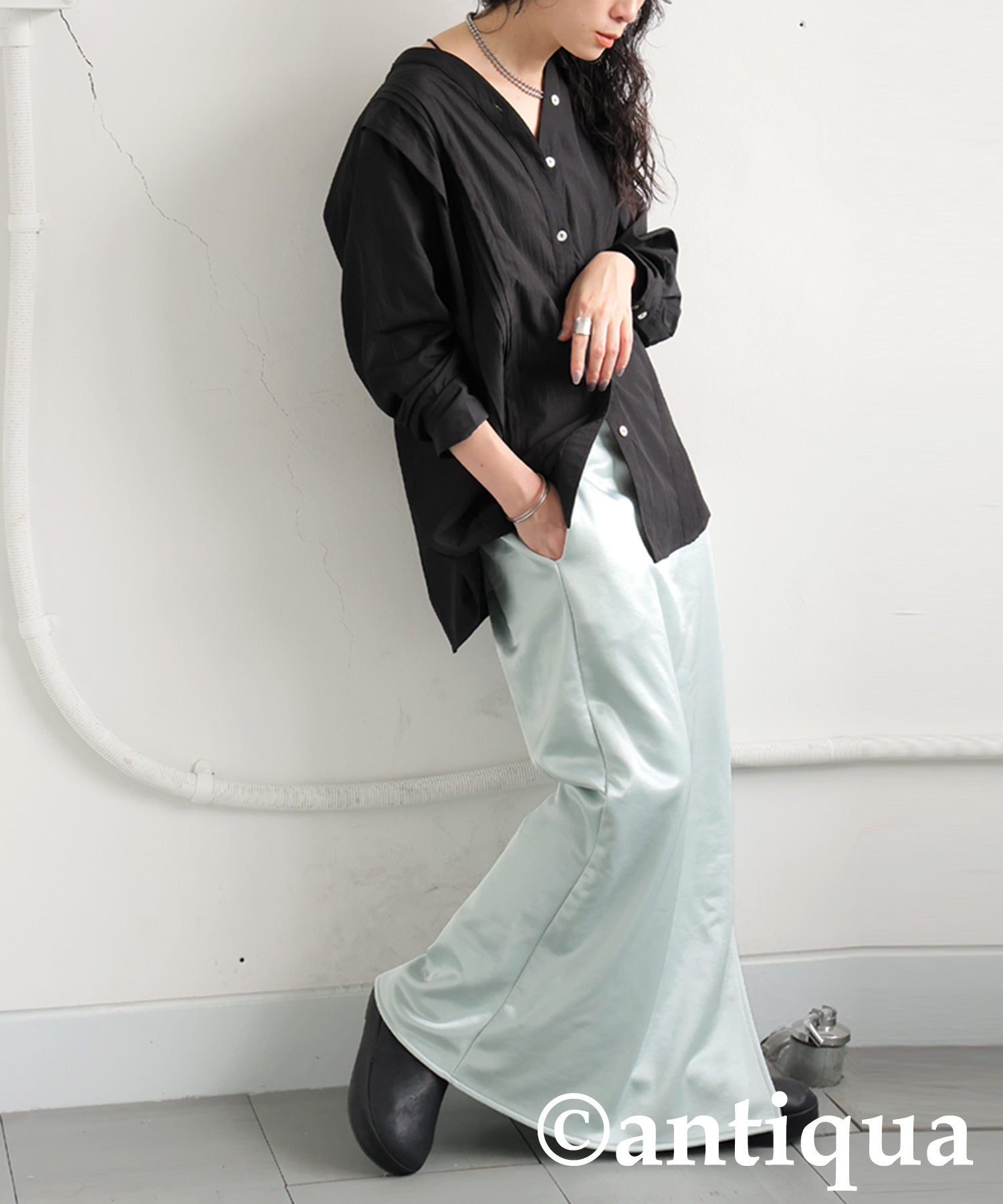 KYO Ladies V-Neck Tuck Shirt | Japanese fashion brand ANTIQUA