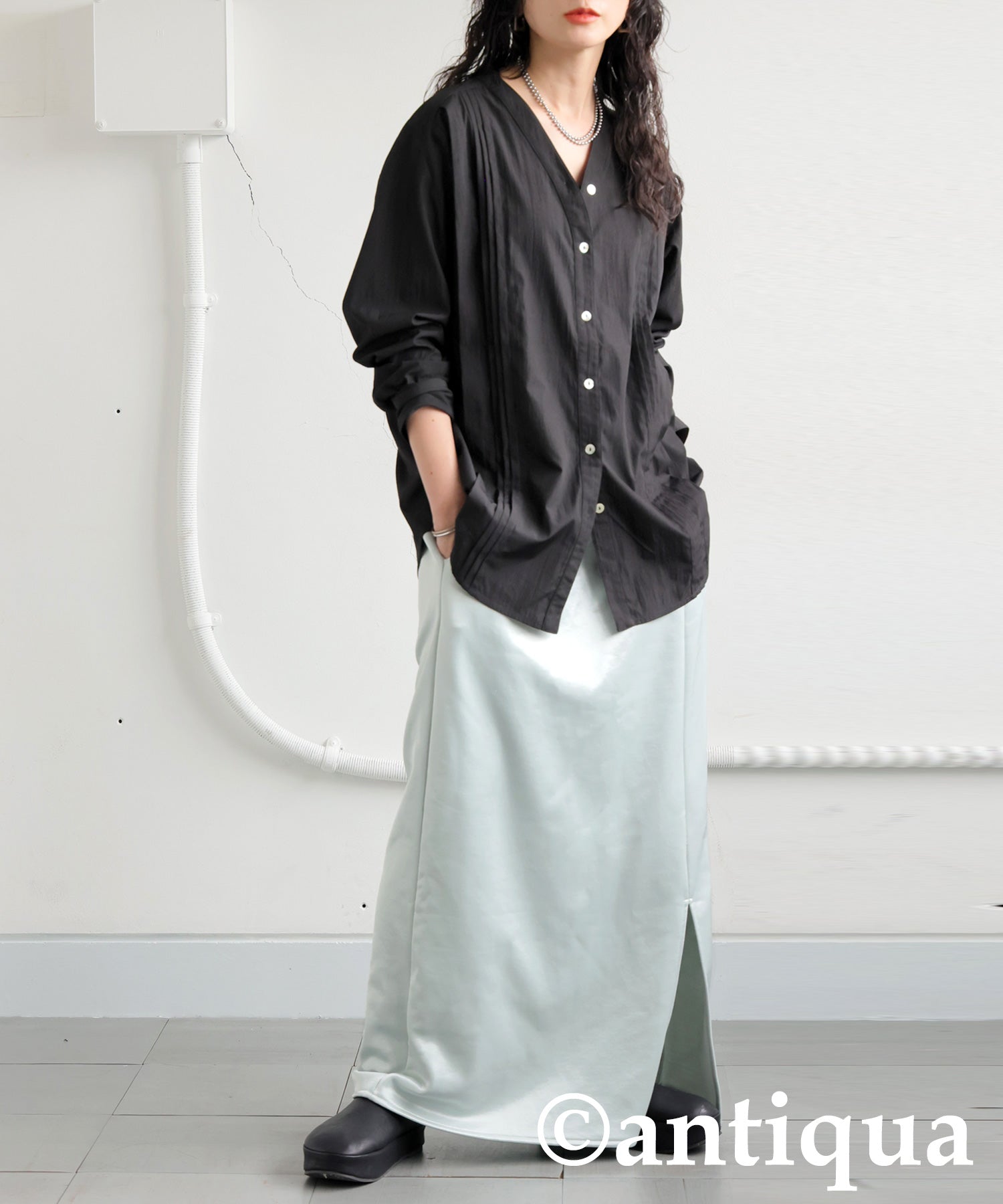 KYO Ladies V-Neck Tuck Shirt | Japanese fashion brand ANTIQUA