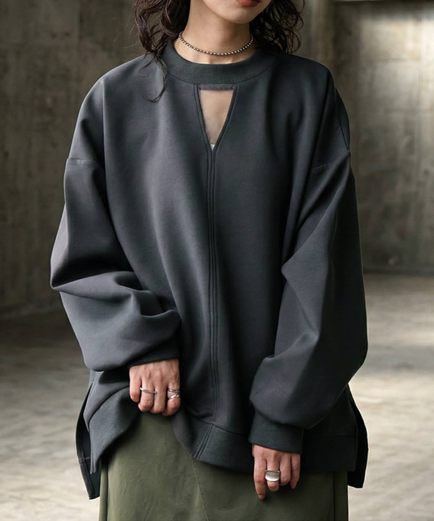 KYO Minimal Slit Neck Pullover Ladies