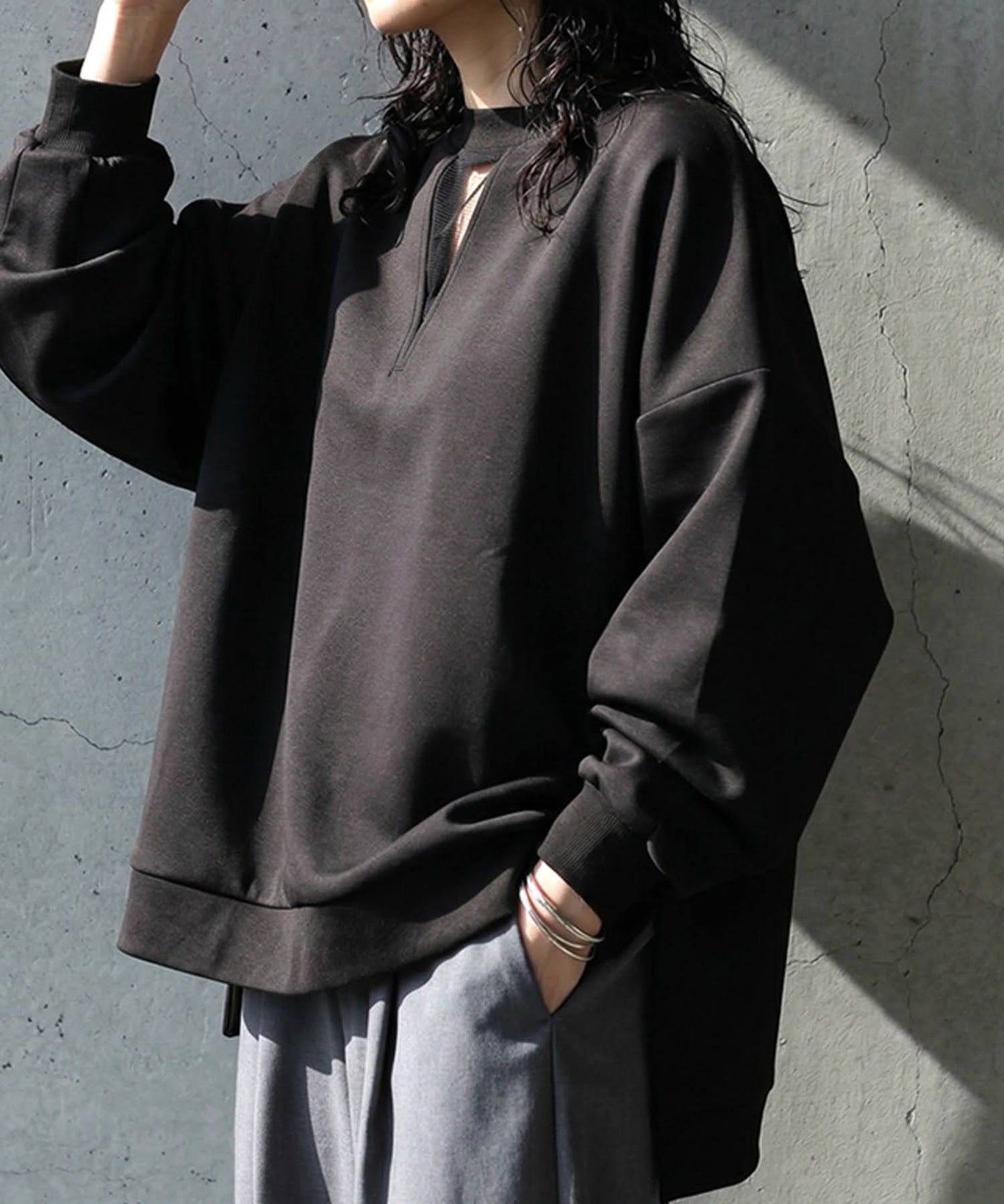 KYO Minimal Slit Neck Pullover Ladies