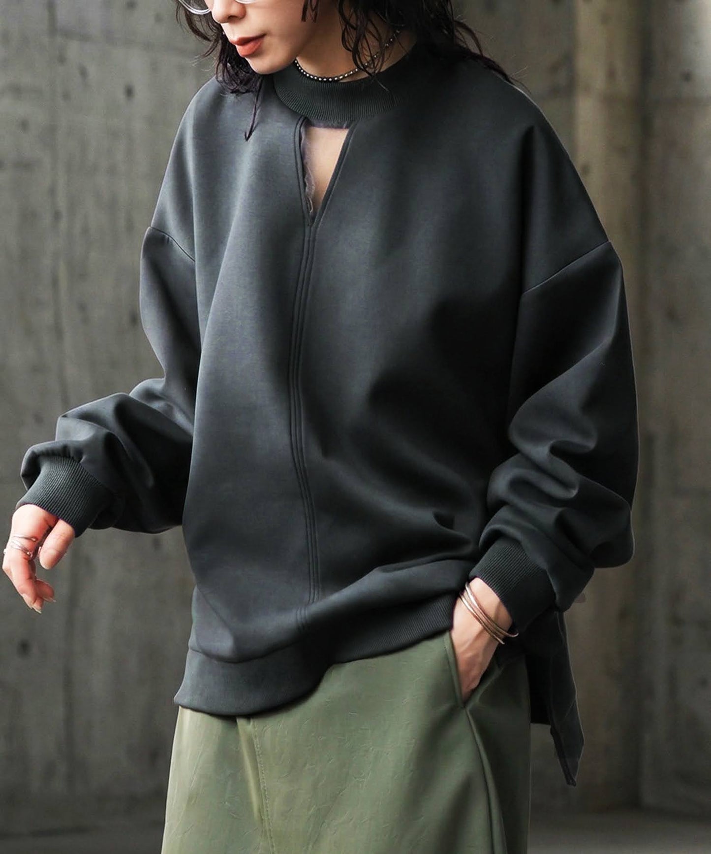 KYO Minimal Slit Neck Pullover Ladies