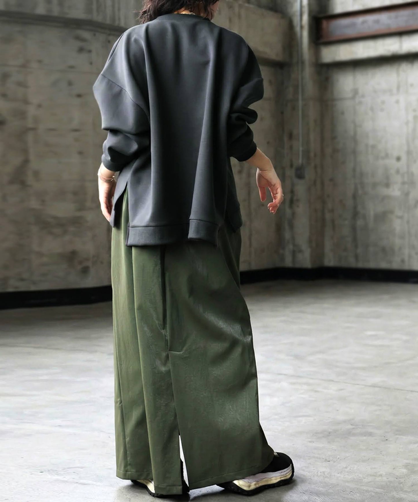 KYO Minimal Slit Neck Pullover Ladies