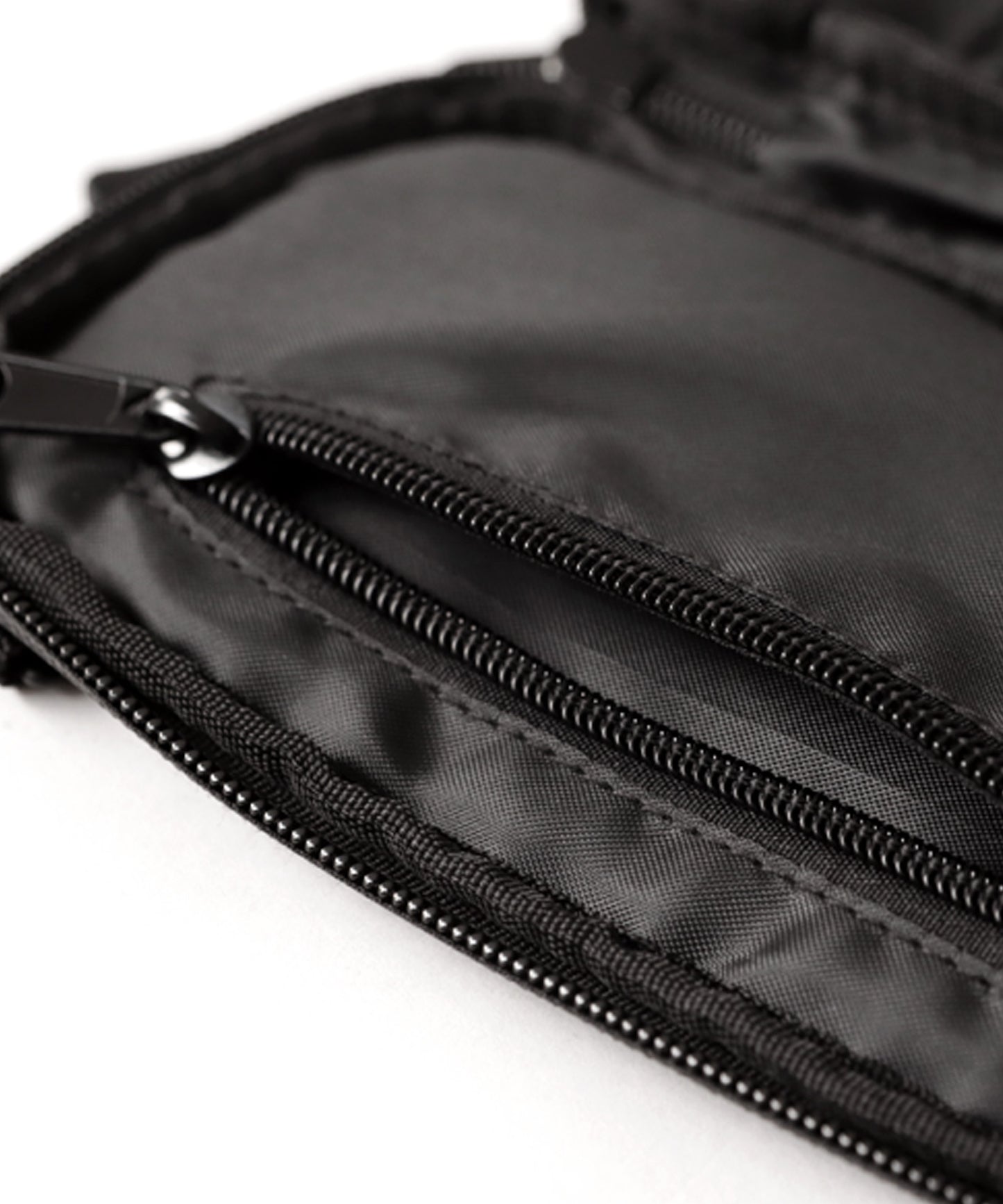 Compact pochette with water-repellent function