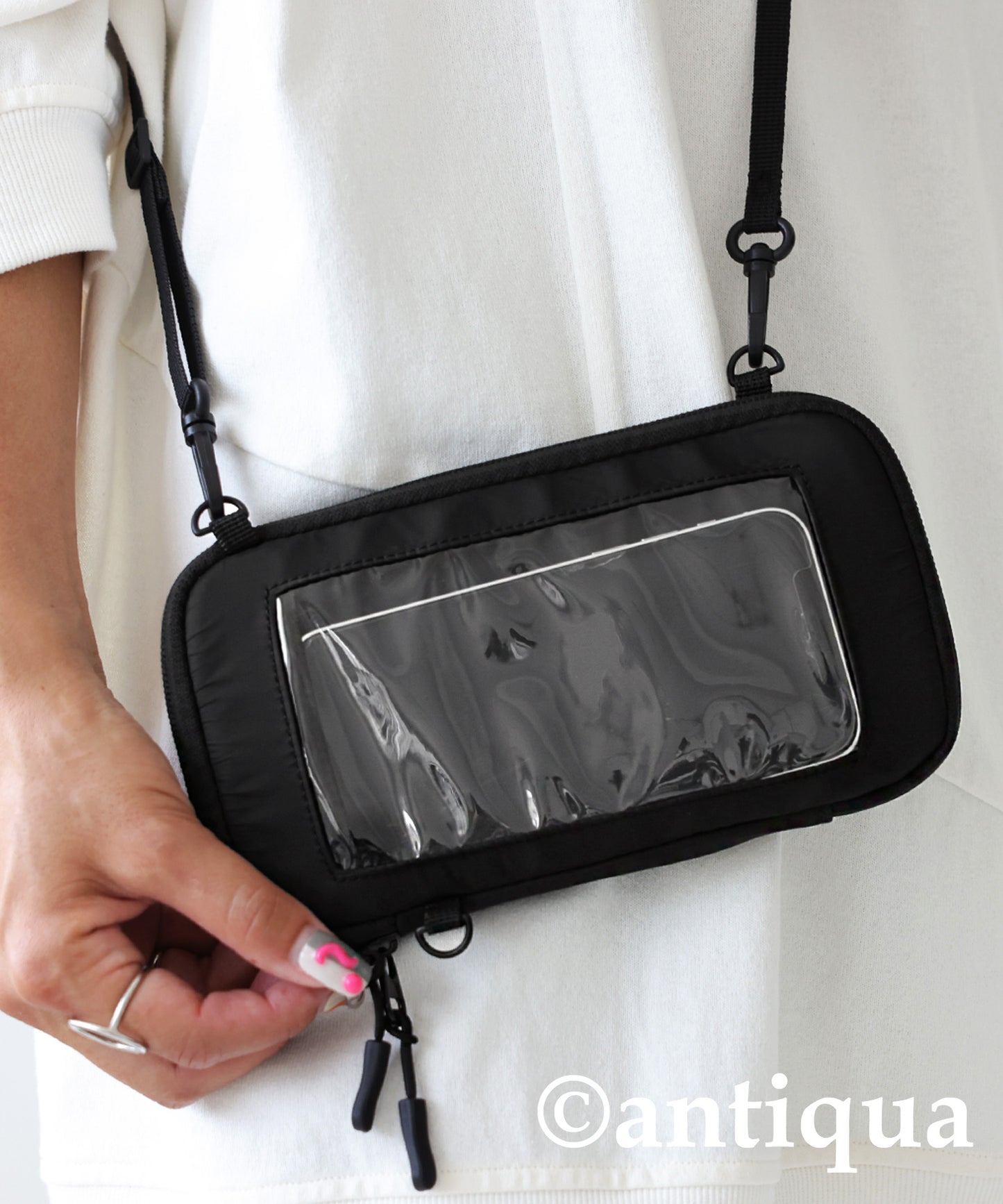 Compact pochette with water-repellent function