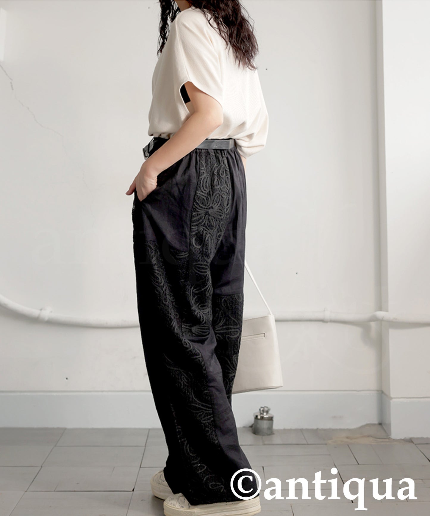 Ladies Nuanced Lace Pants