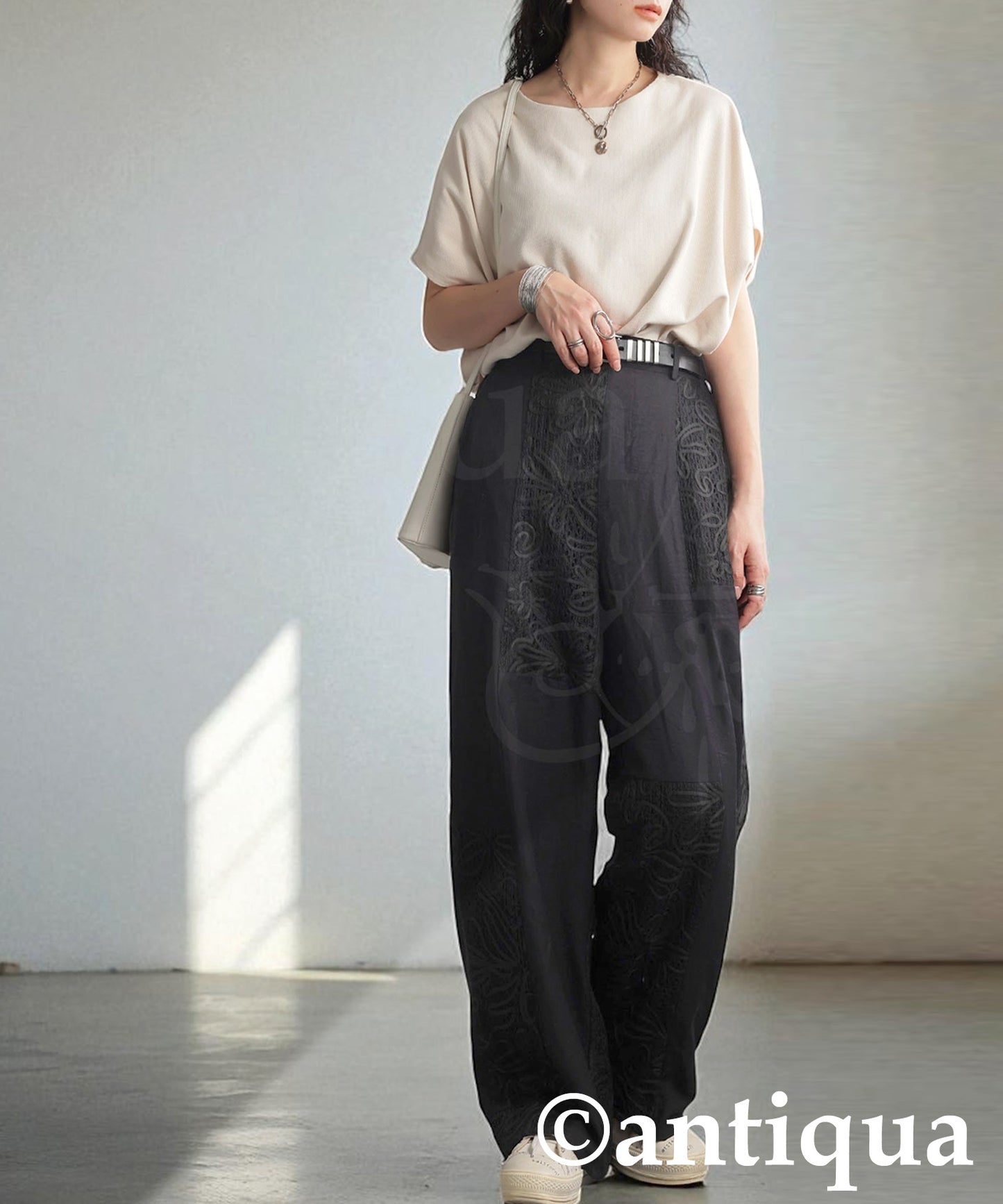 Ladies Nuanced Lace Pants