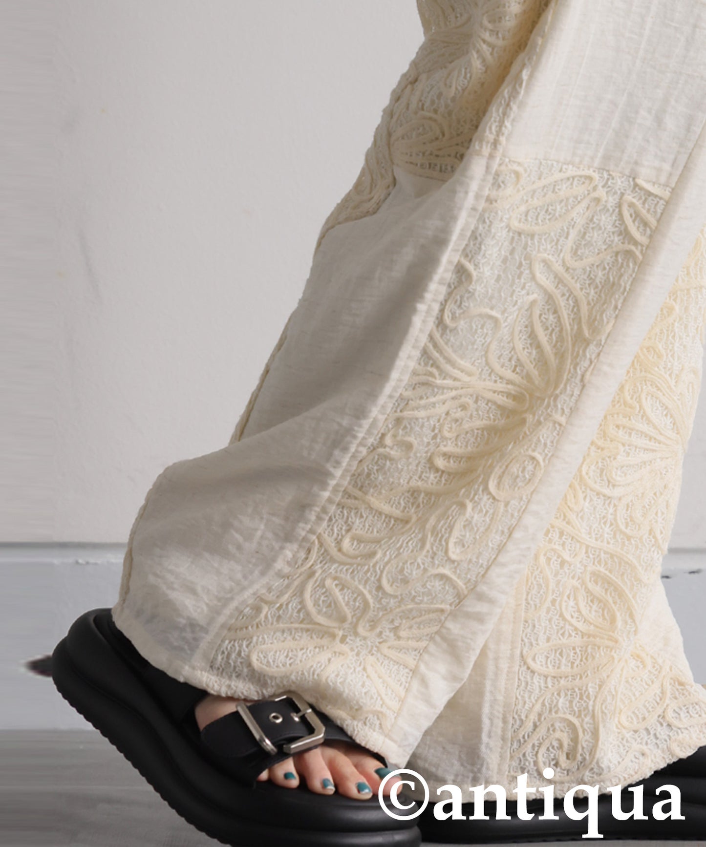 Ladies Nuanced Lace Pants