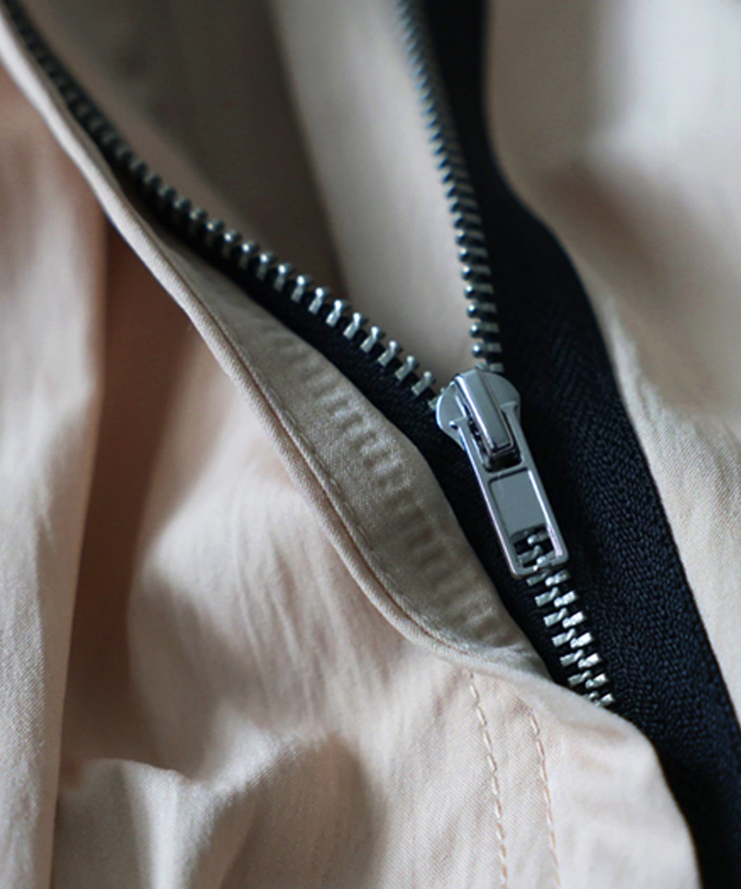 Gathered Neck, Color-Blocked Zip-Up Light Blouson Ladies