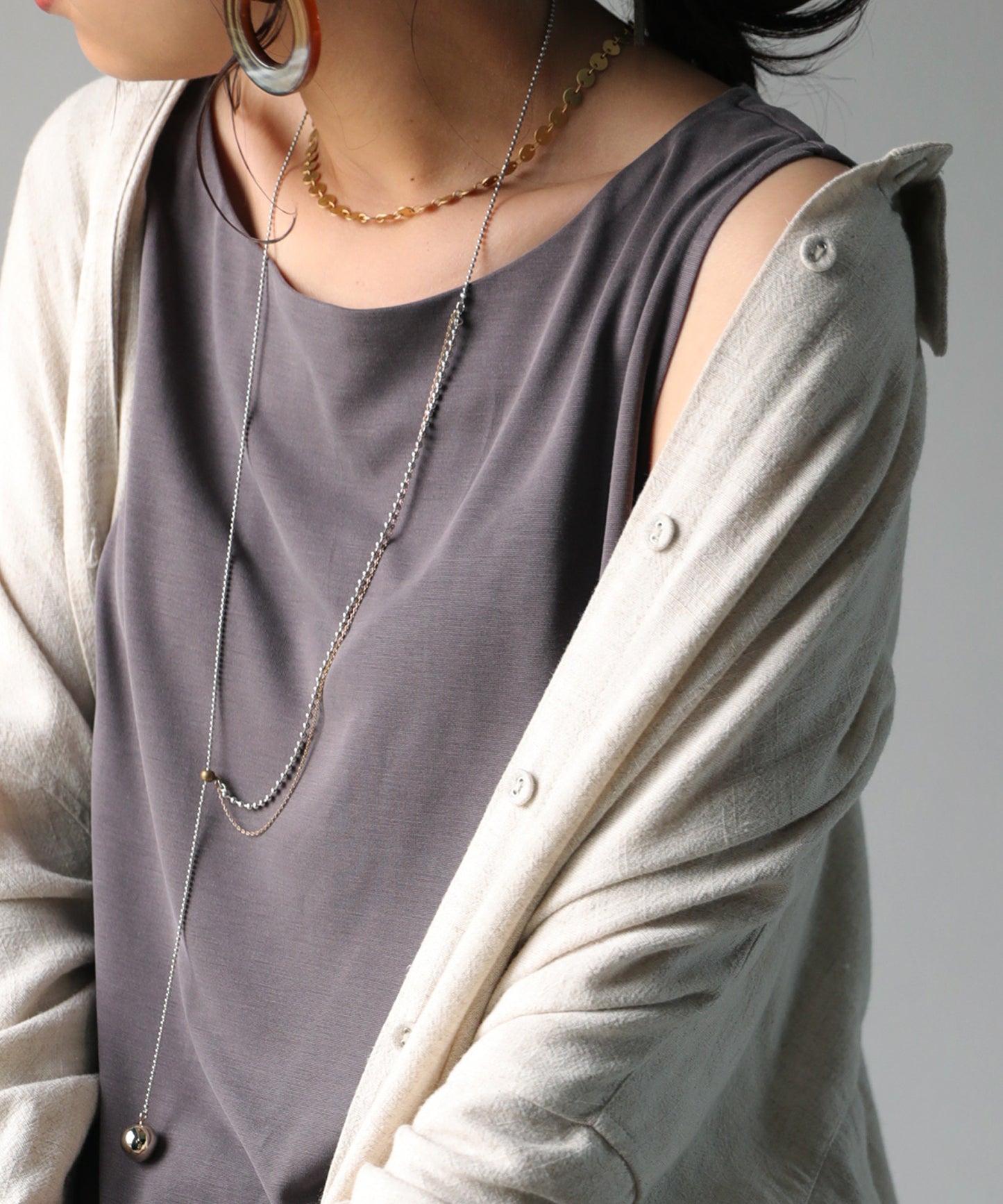 The texture and color that can only be obtained with this finest material. TOROMI boat neck tank top