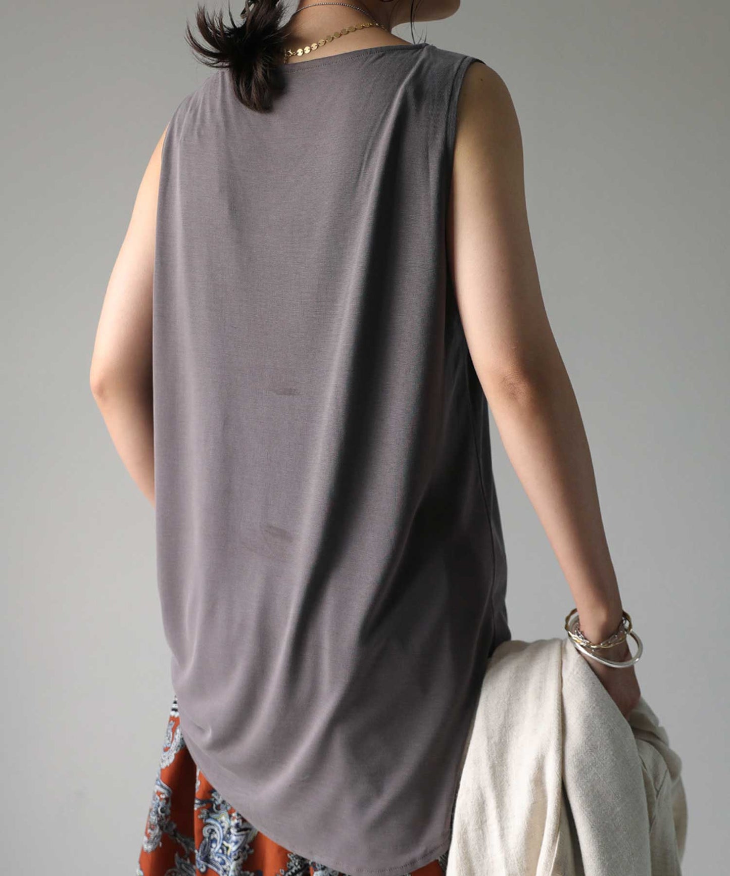 The texture and color that can only be obtained with this finest material. TOROMI boat neck tank top