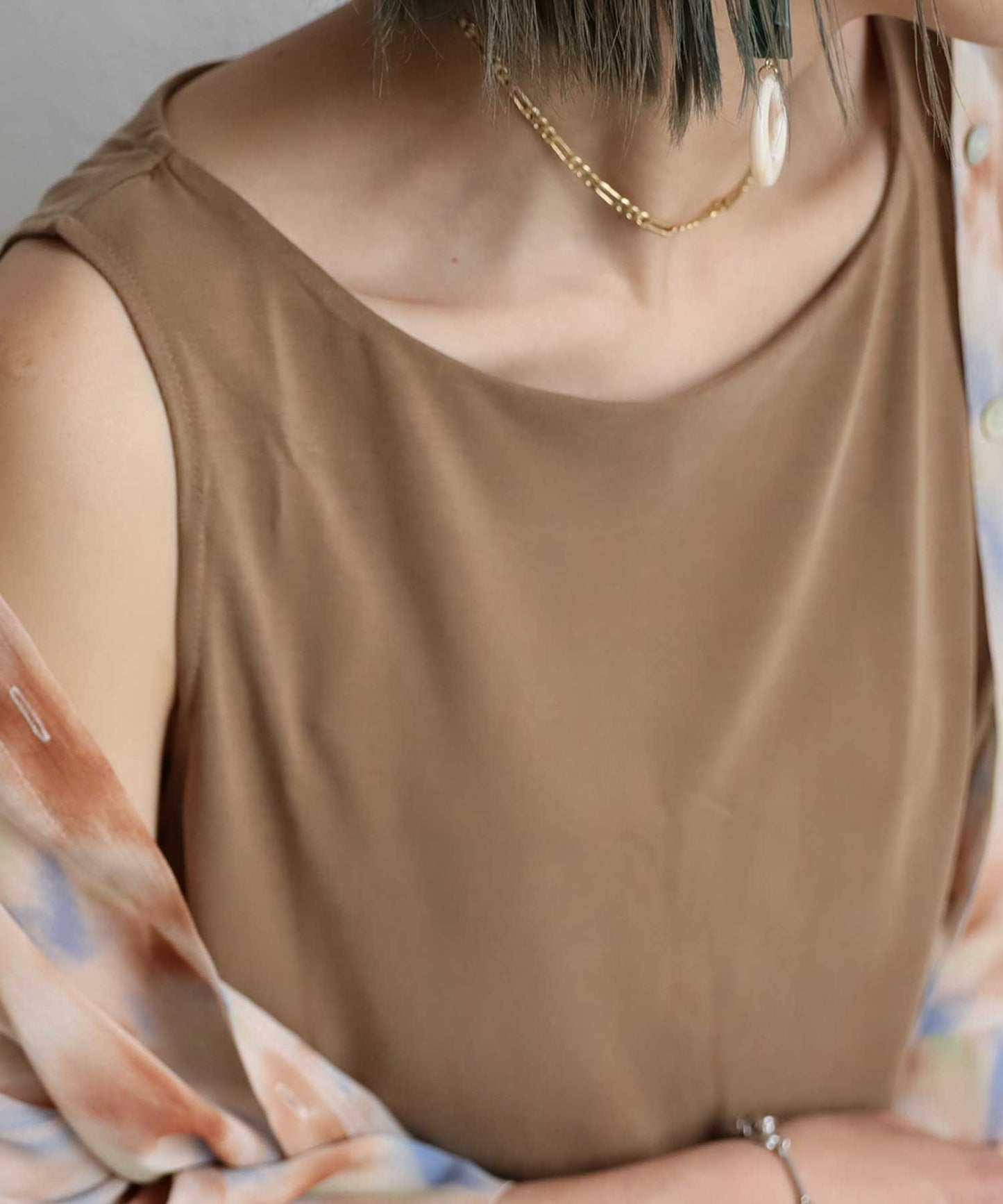 The texture and color that can only be obtained with this finest material. TOROMI boat neck tank top