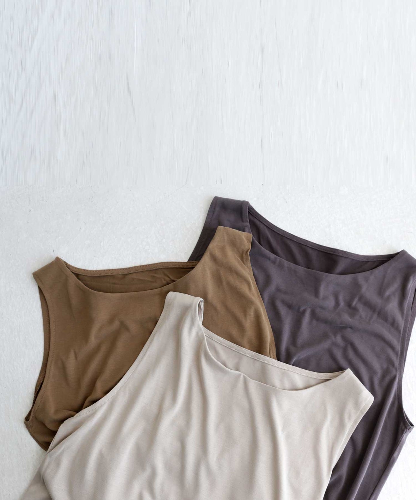 The texture and color that can only be obtained with this finest material. TOROMI boat neck tank top