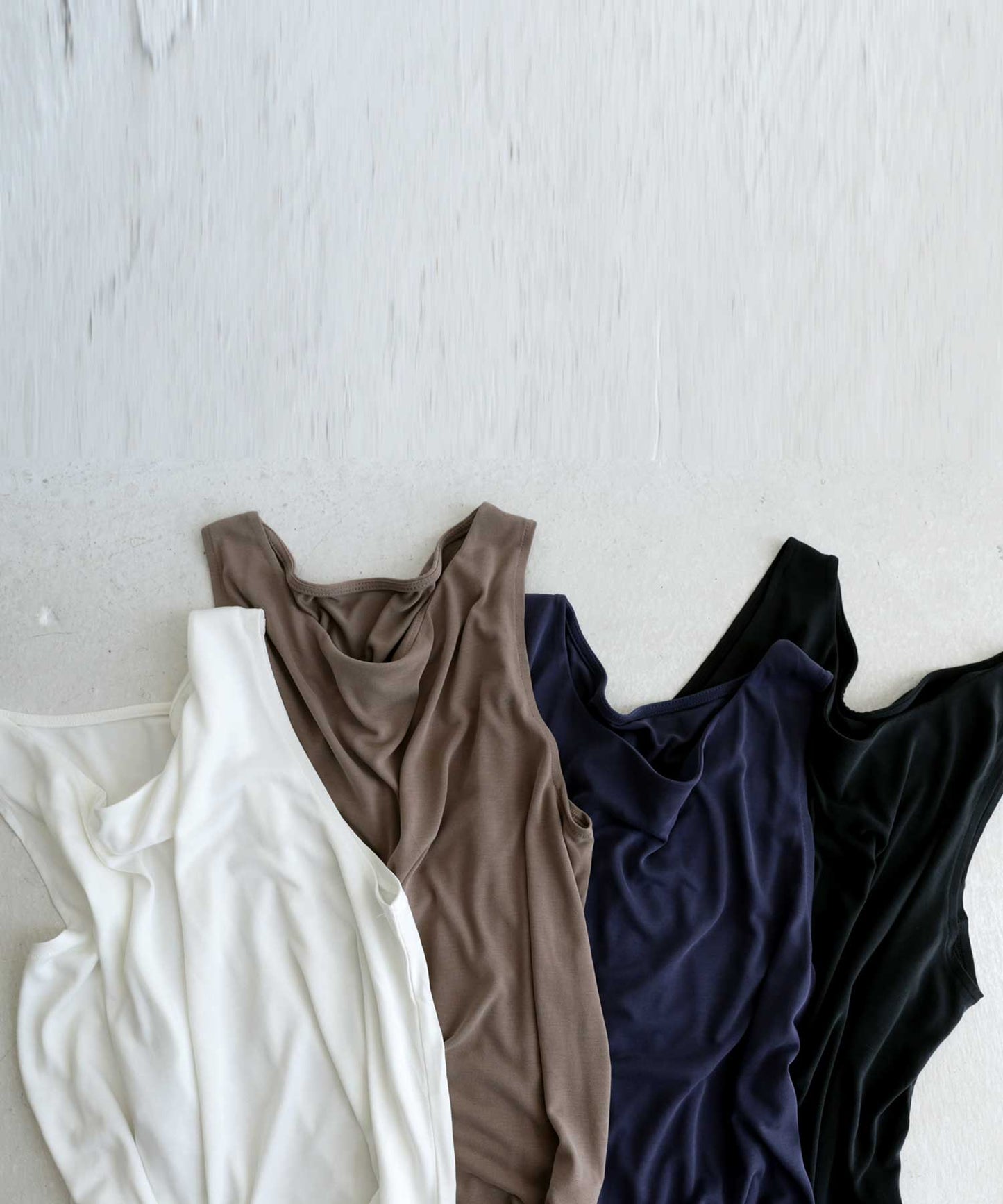 The texture and color that can only be obtained with this finest material. TOROMI boat neck tank top