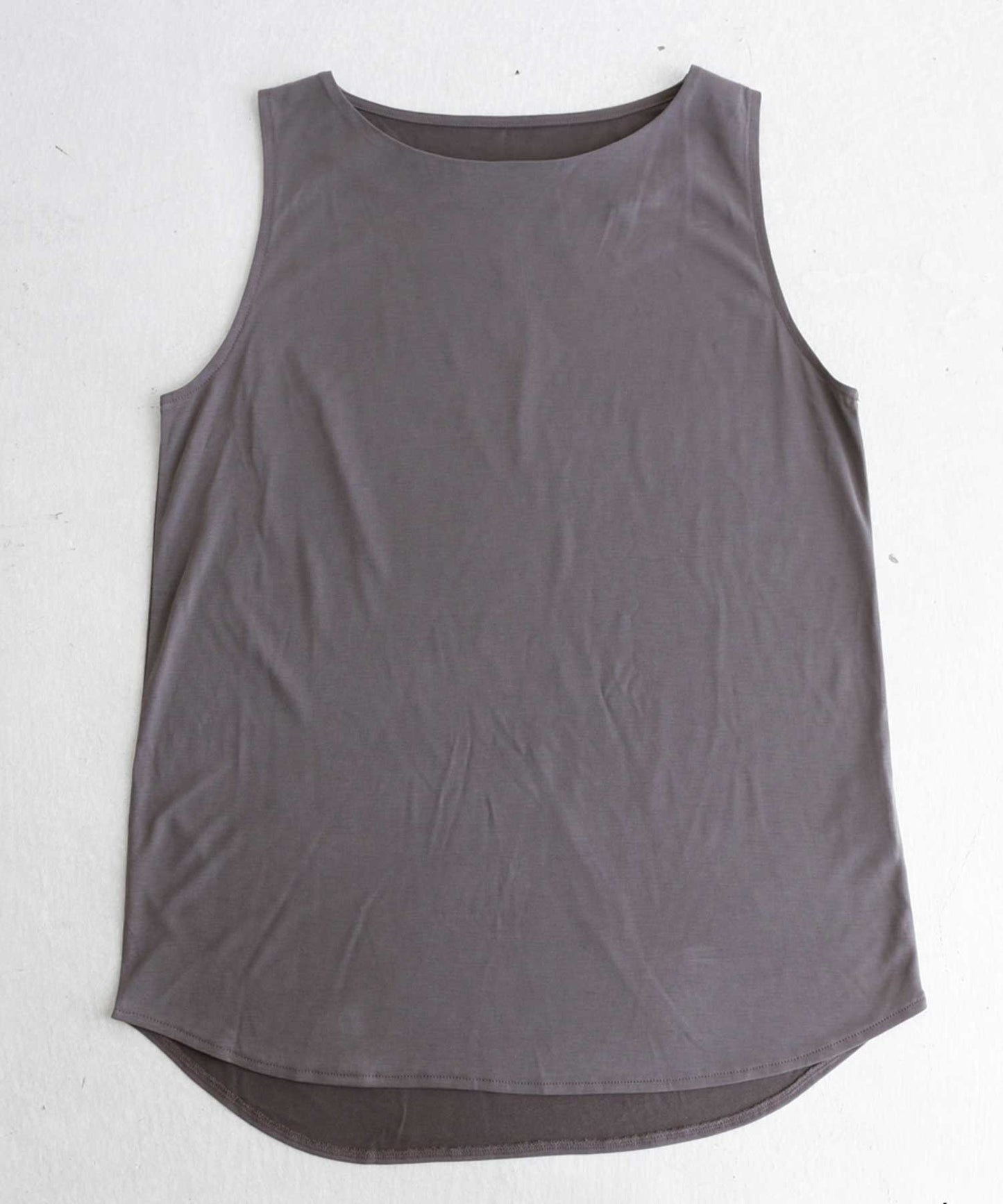 The texture and color that can only be obtained with this finest material. TOROMI boat neck tank top