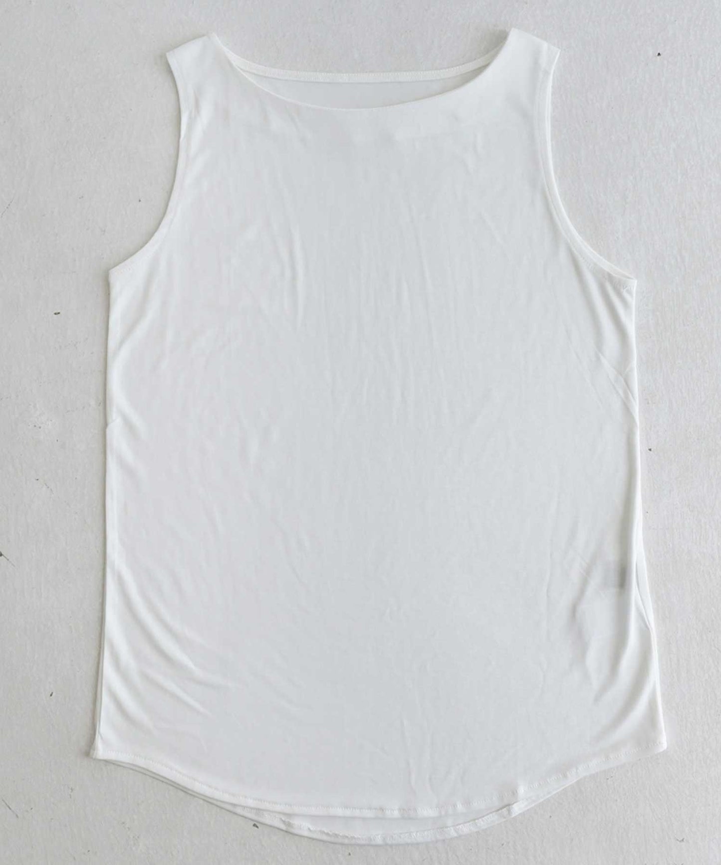 The texture and color that can only be obtained with this finest material. TOROMI boat neck tank top