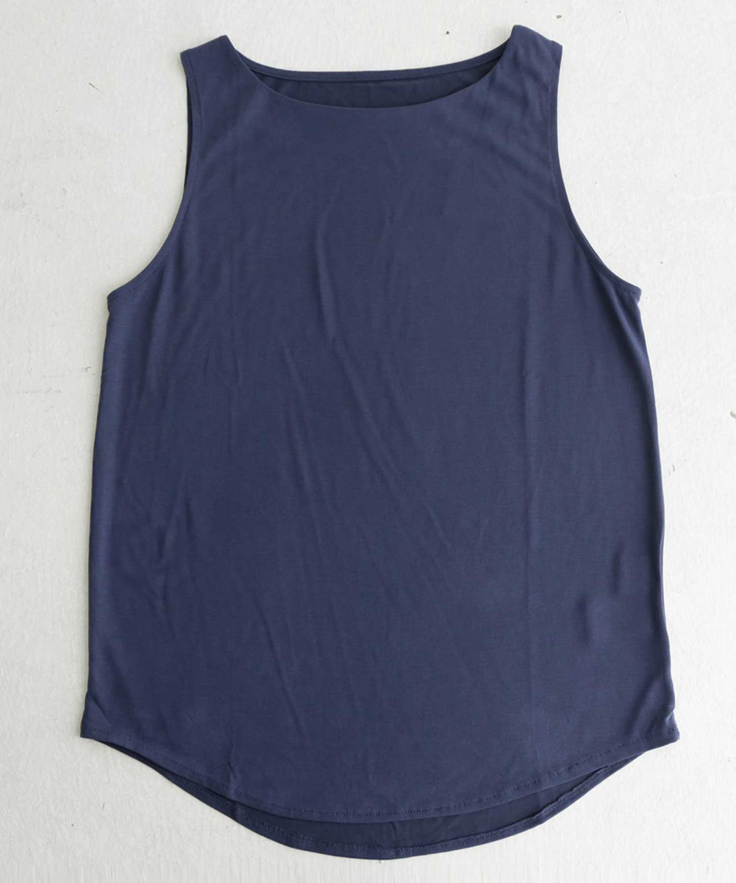 The texture and color that can only be obtained with this finest material. TOROMI boat neck tank top