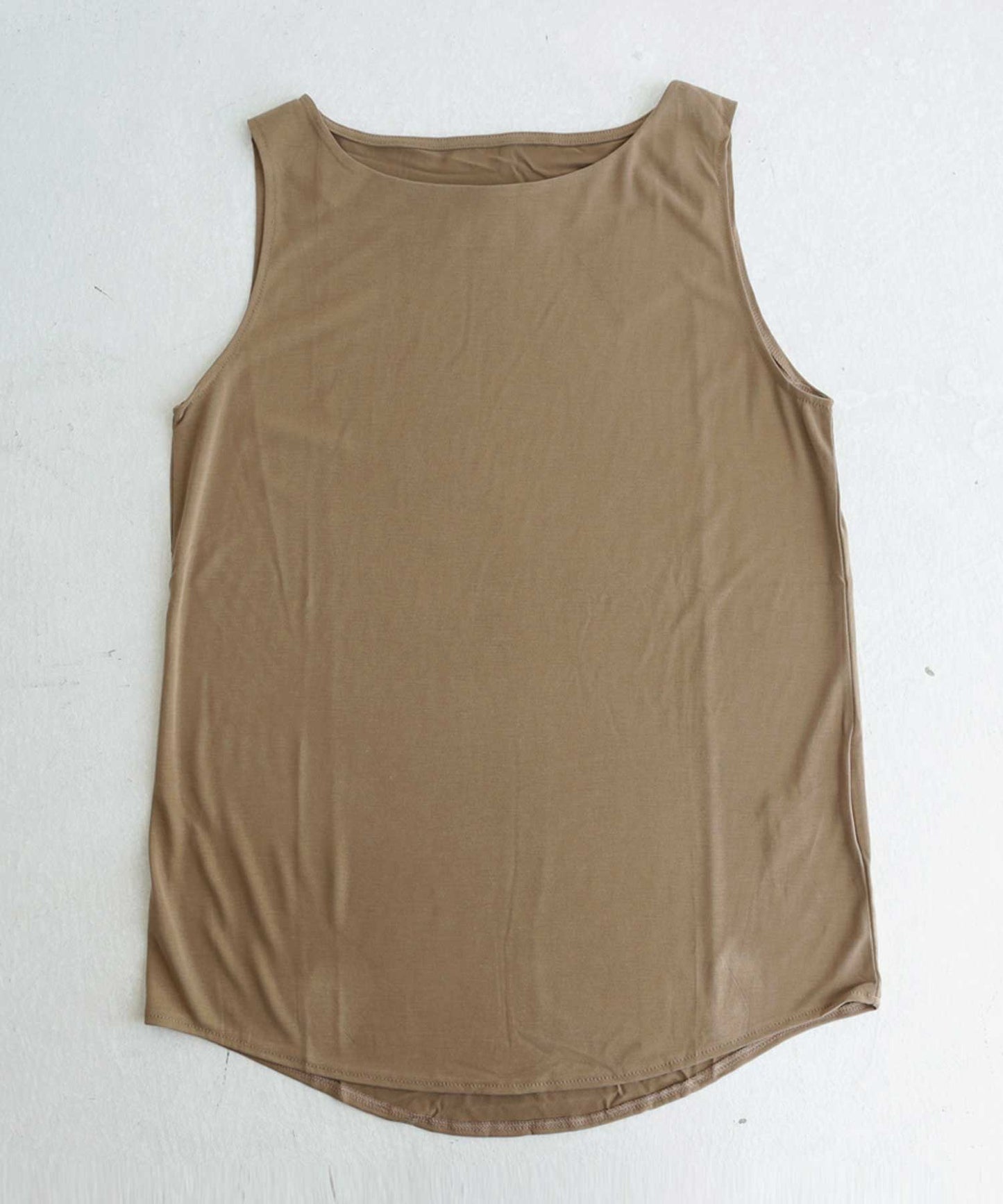 The texture and color that can only be obtained with this finest material. TOROMI boat neck tank top