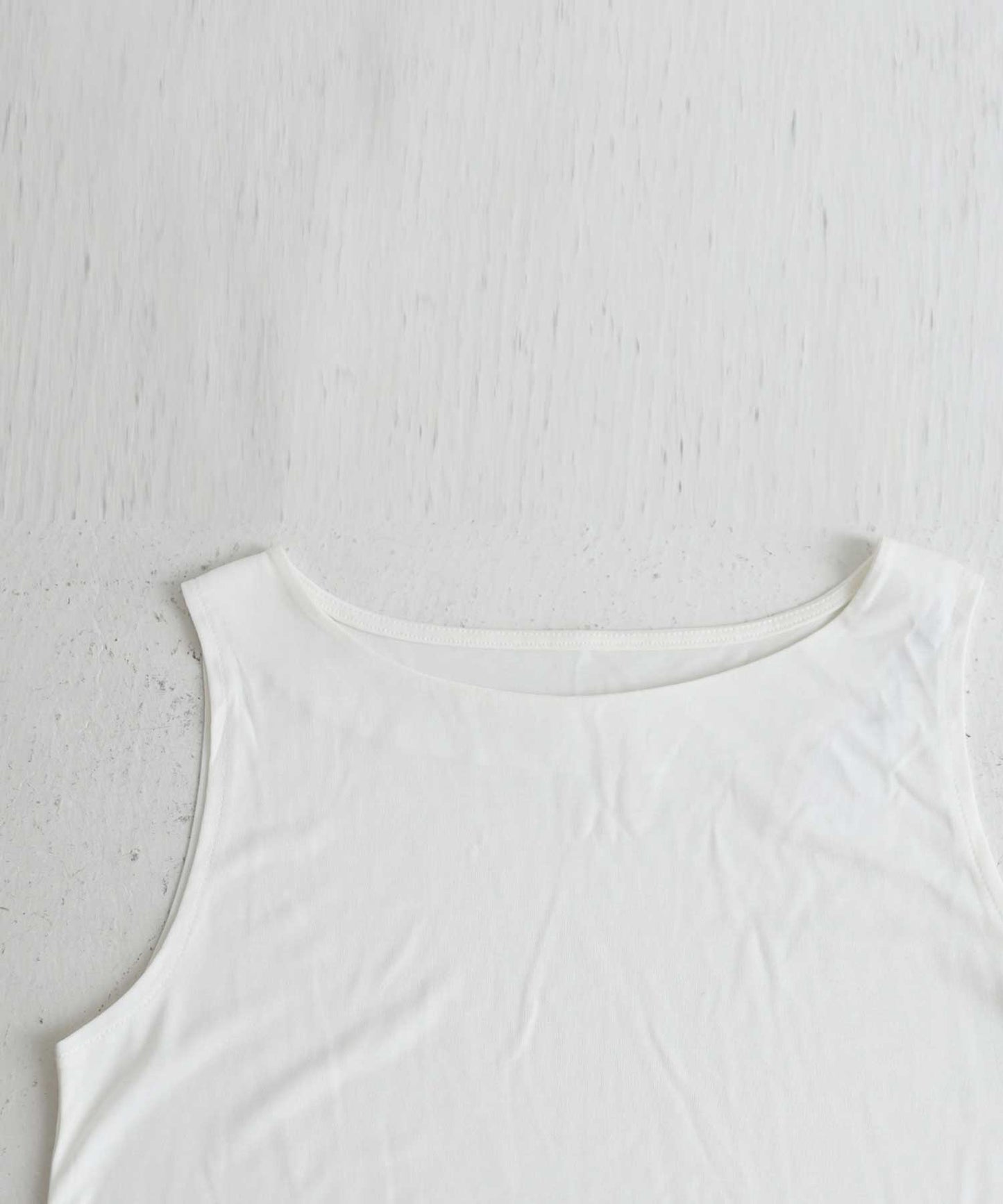 The texture and color that can only be obtained with this finest material. TOROMI boat neck tank top