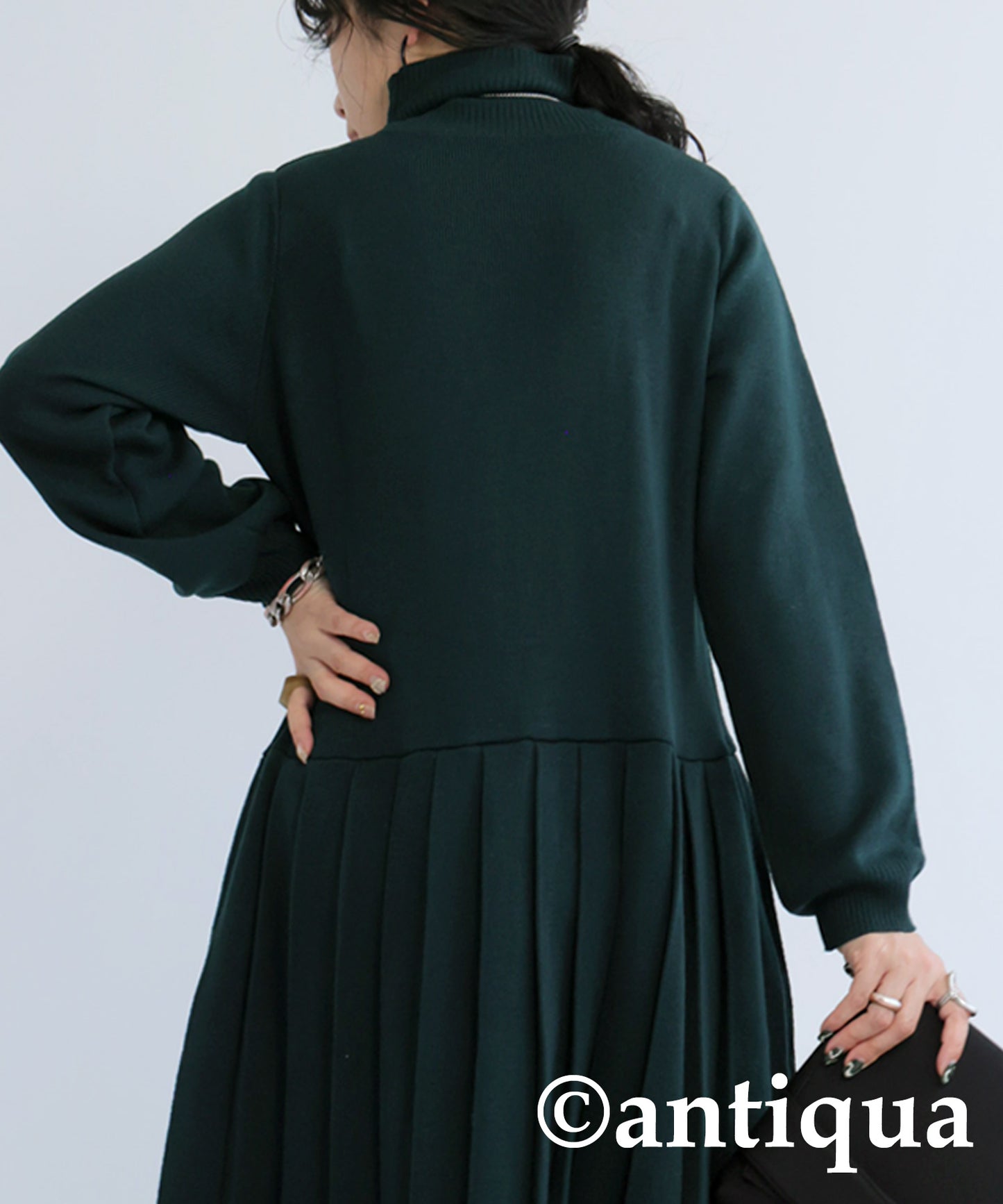 High neck knit pleated dress Ladies