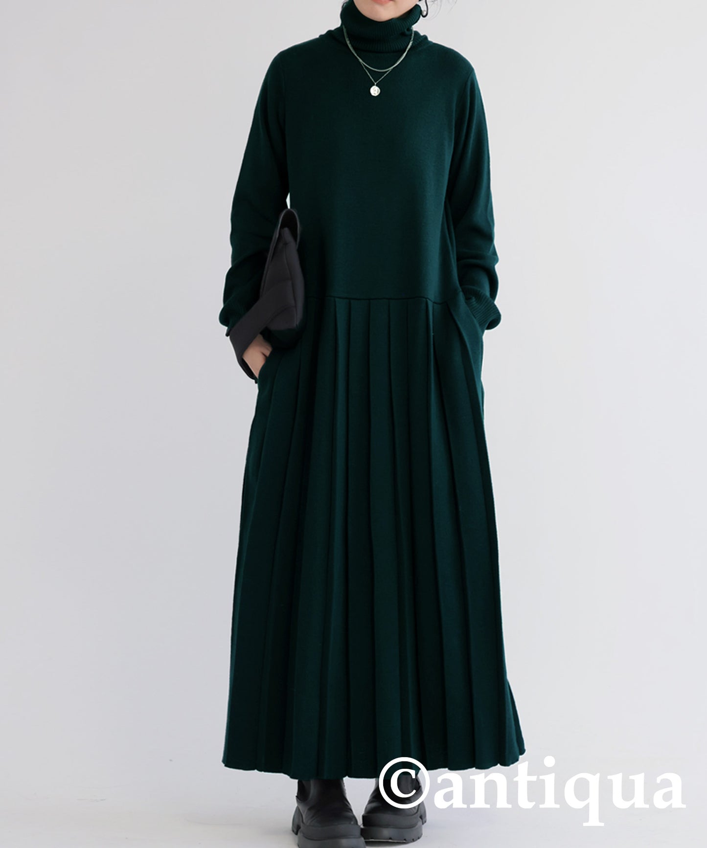 High neck knit pleated dress Ladies