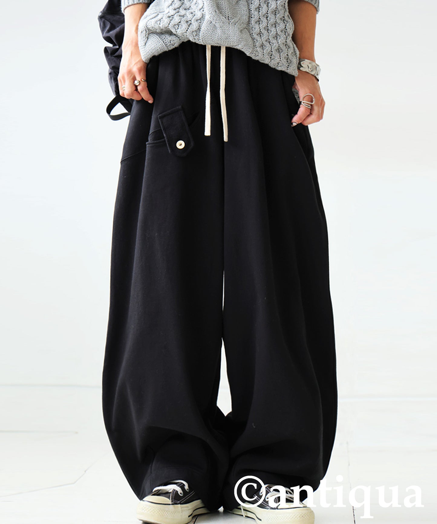 Curved Pants With Accent Pockets Ladies