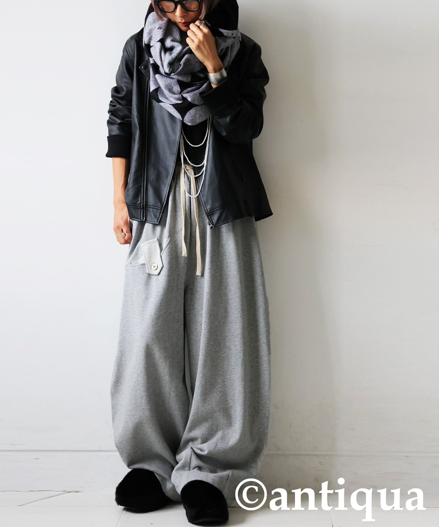 Curved Pants With Accent Pockets Ladies