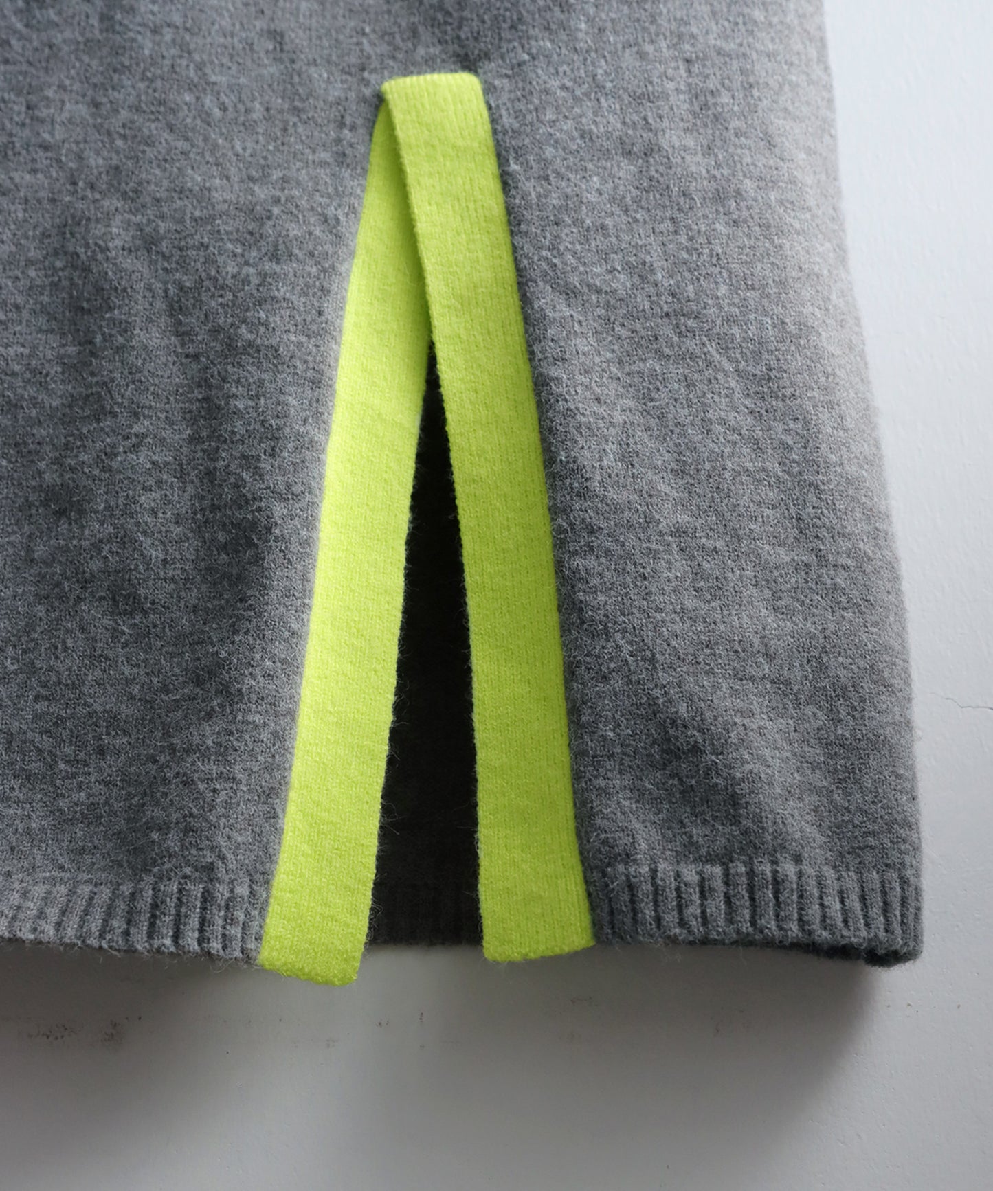 Color-Coordinated Slit Knit Skirt Ladies