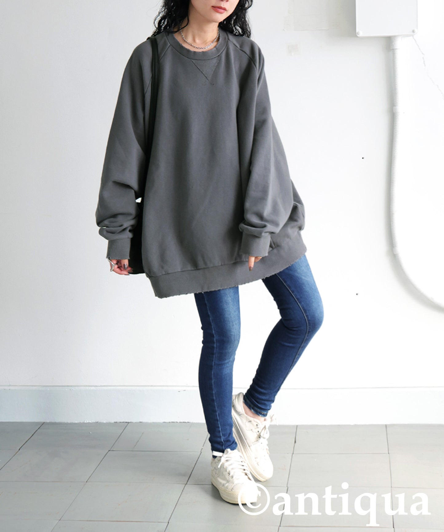 Damaged Raglan Sweatshirt Ladies