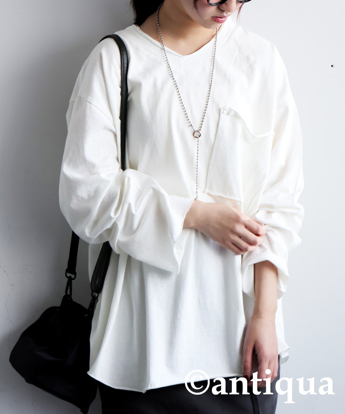 Cut-Off V-Neck Long T-Shirt Ladies