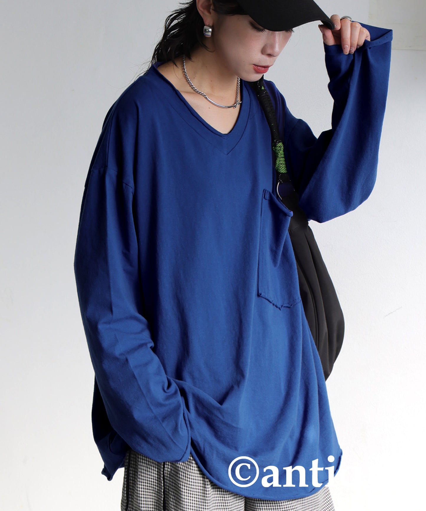 Cut-Off V-Neck Long T-Shirt Ladies