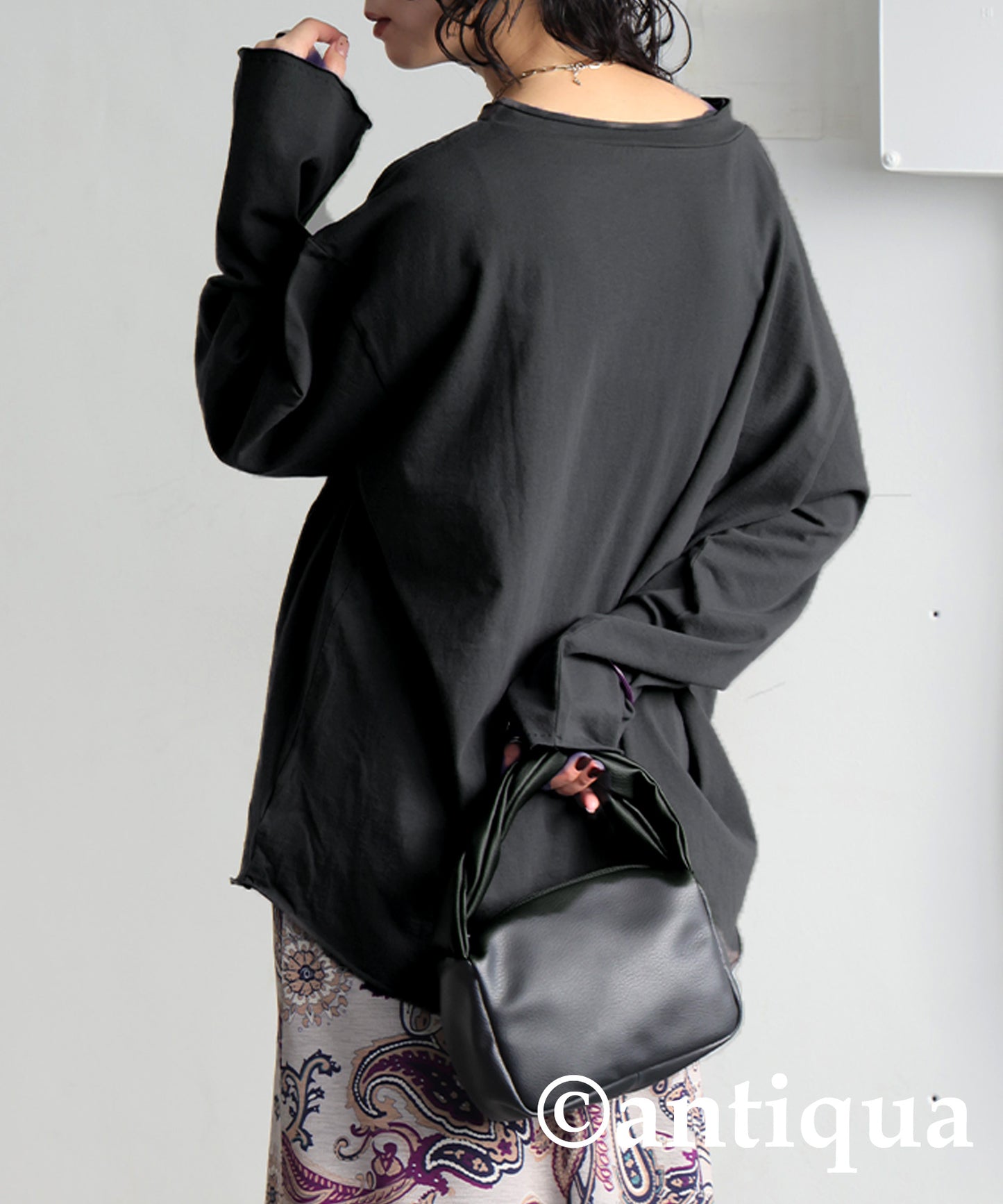 Cut-Off V-Neck Long T-Shirt Ladies