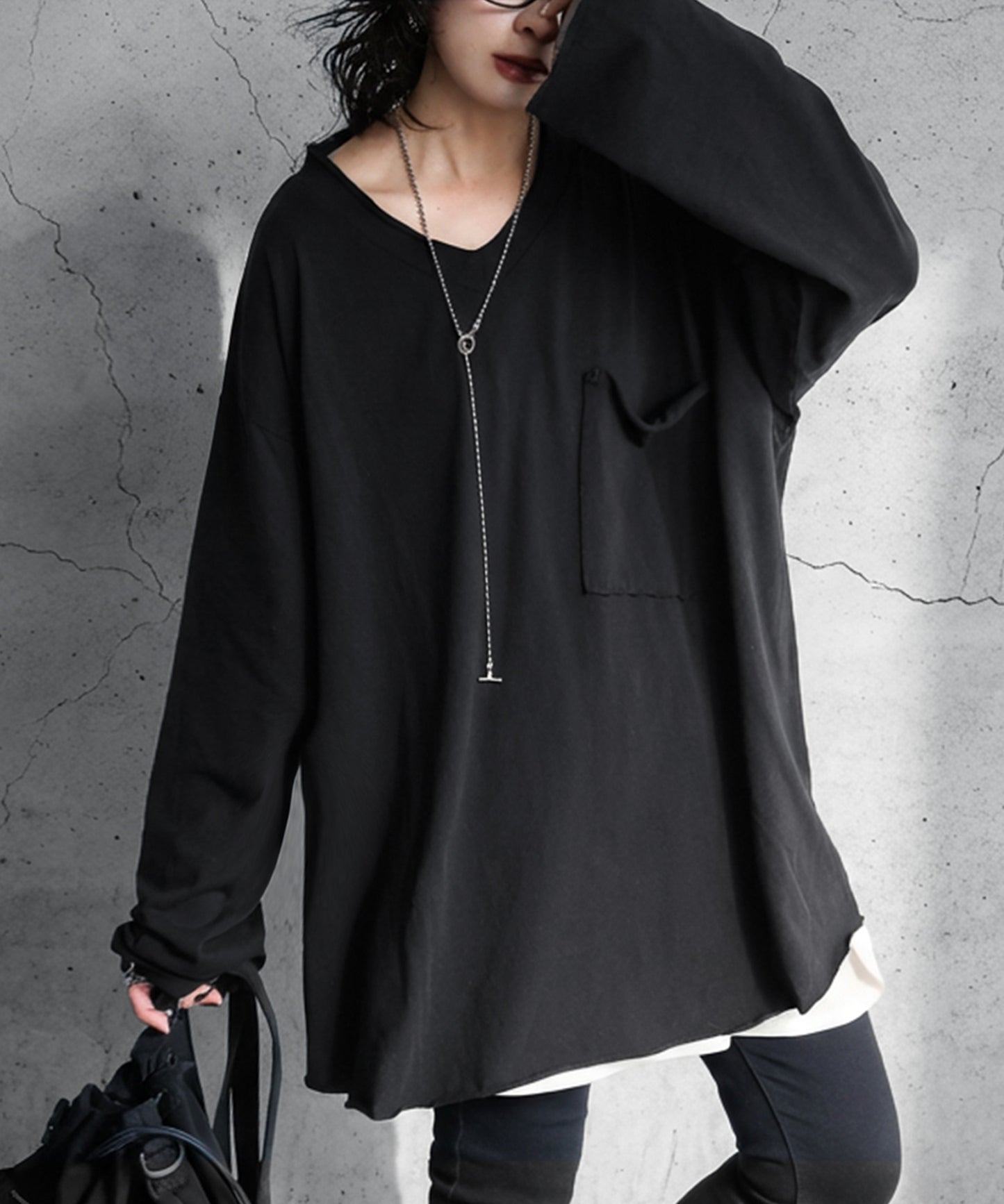 Cut-Off V-Neck Long T-Shirt Ladies